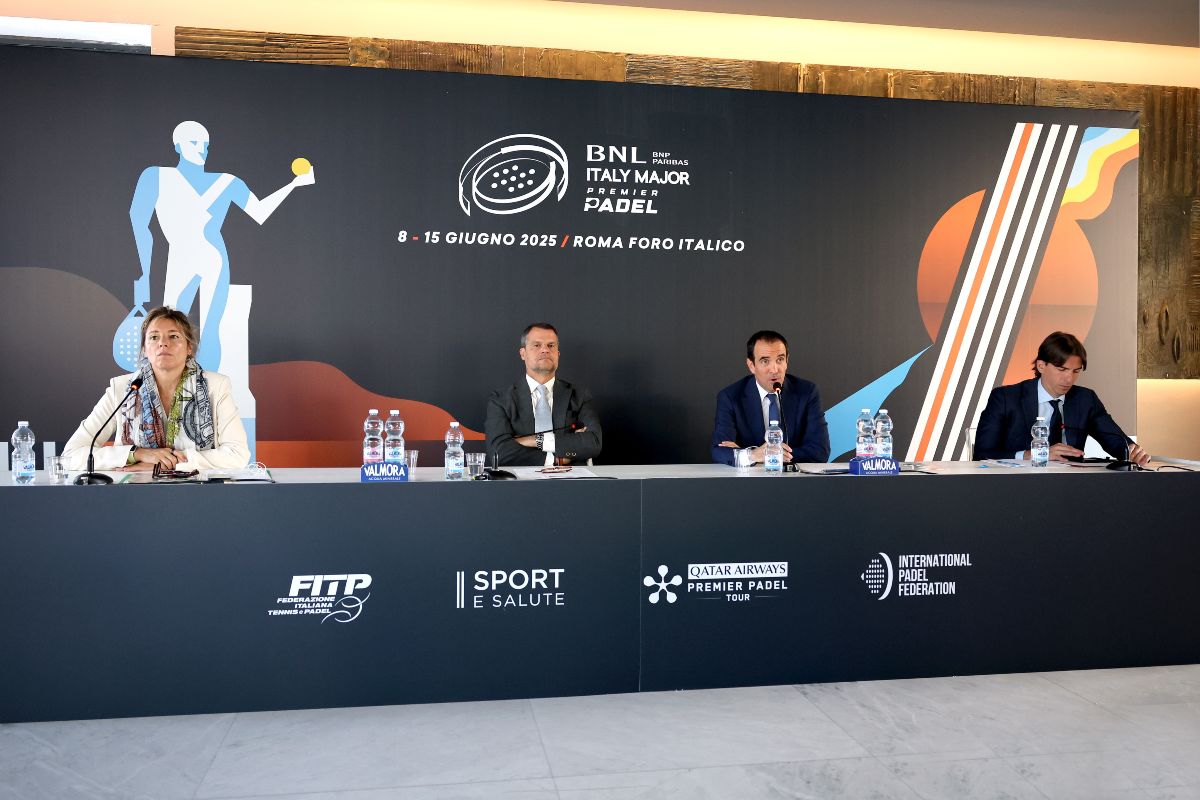 Da sinistra verso destra: Geraldine Conti, Marco Mezzaroma, Luigi Carraro e Alessandro Onorato alla conferenza di presentazione del BNL Italy Major Premier Padel 2025 (Foto FITP)