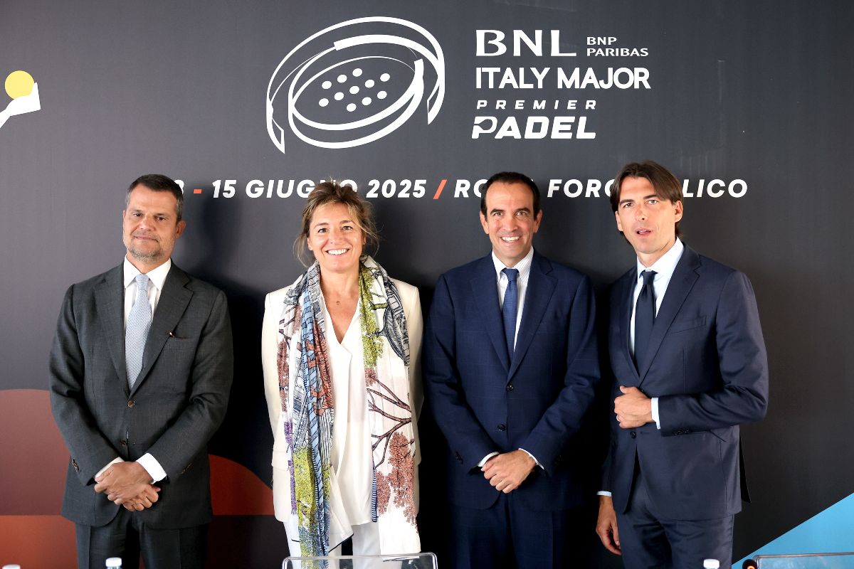 Da sinistra verso destra: Marco Mezzaroma, Geraldine Conti, Luigi Carraro e Alessandro Onorato alla conferenza di presentazione del BNL Italy Major Premier Padel 2025 (Foto FITP)