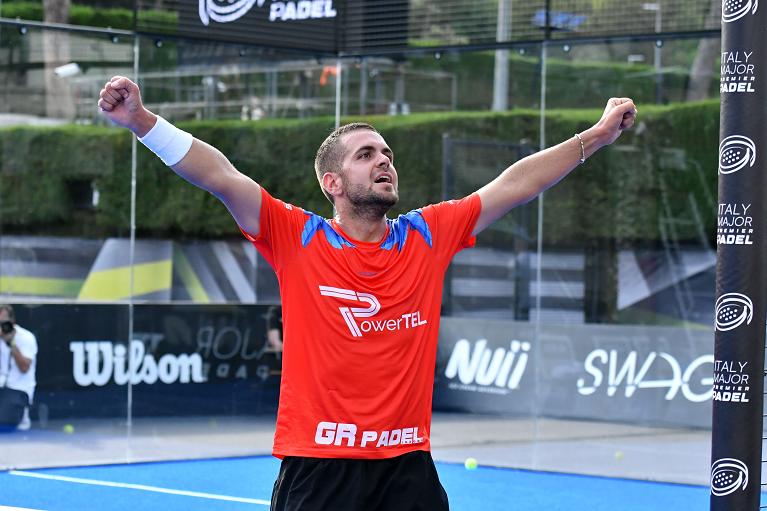 Alessandro Tinti esulta all'Itali Major Premier Padel di Roma (Foto Adelchi Fioriti)