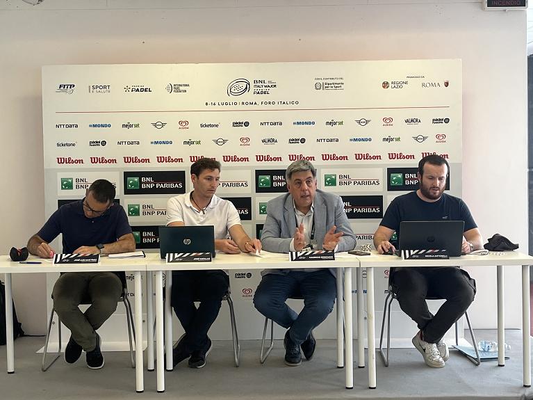 Il sorteggio dei tabelloni di qualificazione del BNL Italy Major Premier Padel. Da sinistra José Luiz Martinez, supervisor del circuito Premier Padel; José Catalan, chief sports officer della FIP; Mauricio Rosciano, direttore del torneo; il supervisor Nicola Antonelli (Foto FITP)