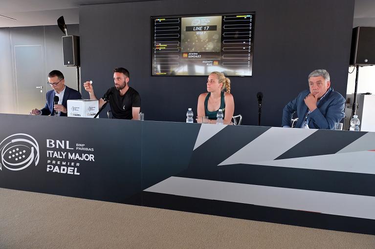 La cerimonia del sorteggio dei main draw del BNL Italy Major Premier Padel: da sinistra il supervisor José Luis Martinez , Riccardo Sinicropi, Chiara Pappacena e il direttore del torneo Mauricio Rosciano (Foto Fioriti/FITP)