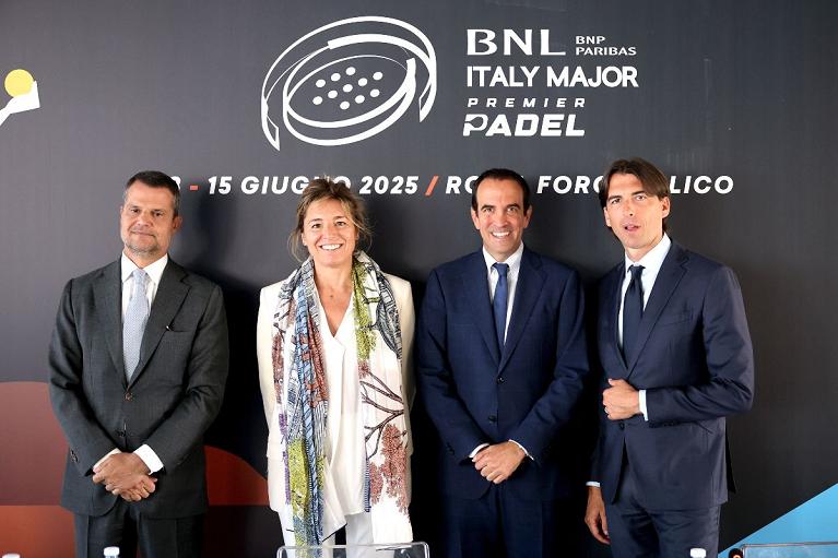 Da sinistra verso destra: Marco Mezzaroma, Geraldine Conti, Luigi Carraro e Alessandro Onorato alla conferenza di presentazione del BNL Italy Major Premier Padel 2025 (Foto FITP)