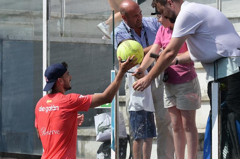 BNL Italy Major Premier Padel, Alejandro Galan firma autografi (Foto FITP)