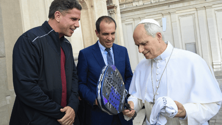 El Presidente de la FIP Luigi Carraro y Paquito Navarro recibidos por el Papa León XIV durante el Bnl Italy Major Premier Padel (Vatican Media)
